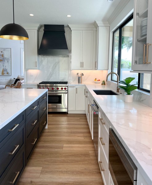 Light-Dark-Kitchen-Cabinetry