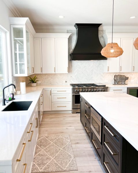 Elegant-Black-and-White-Kitchen-Design